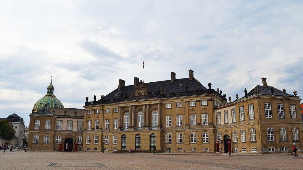 Cung điện Amalienborg – nơi sinh sống của Hoàng gia Đan Mạch