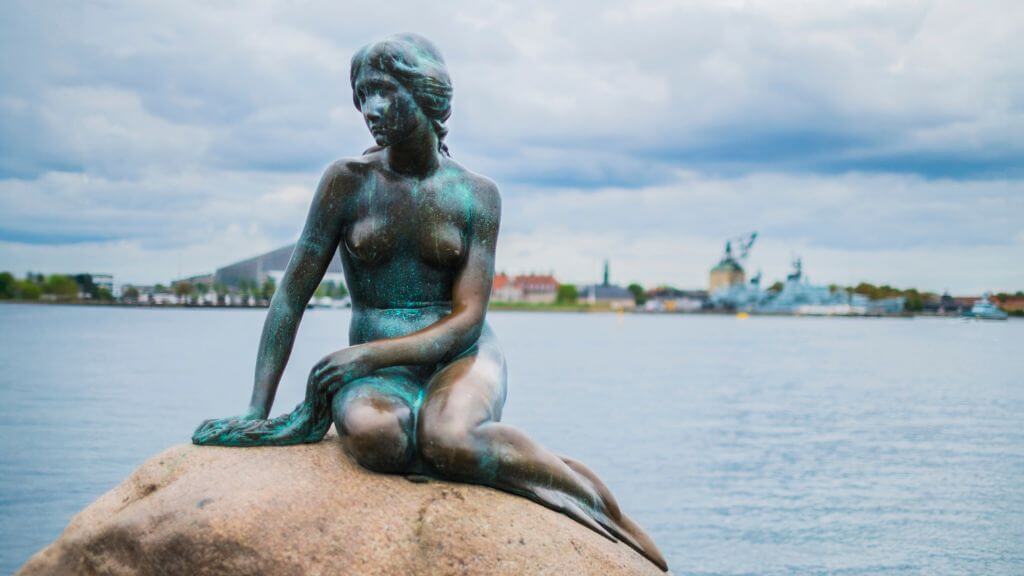 Tượng Nàng Tiên Cá (Little Mermaid) – biểu tượng nổi tiếng nhất của Đan Mạch