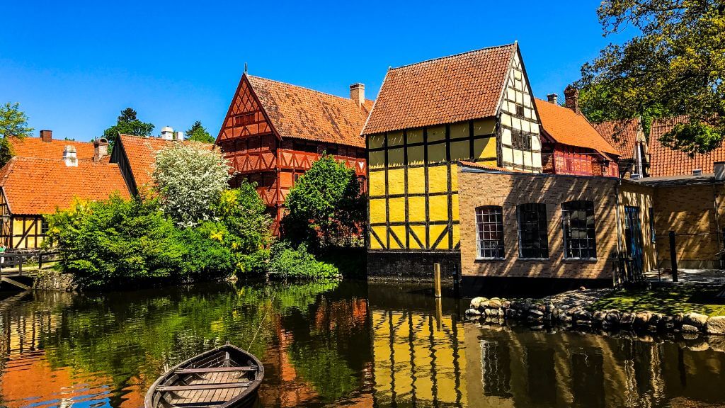 Den Gamle By – bảo tàng ngoài trời tái hiện khu phố cổ với những ngôi nhà gỗ truyền thống