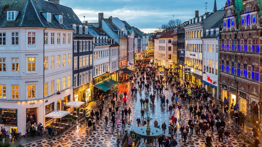 Phố Strøget, một trong những phố đi bộ dài và sầm uất nhất châu Âu