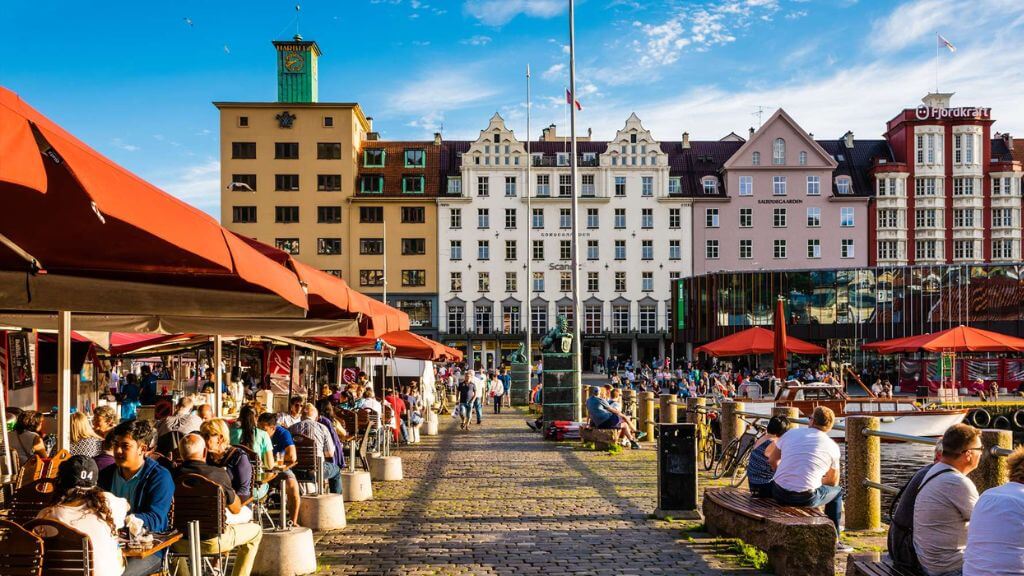 Chợ hải sản Bergen Fish Market – nơi bày bán đa dạng hải sản tươi sống nổi tiếng như cá tuyết, cua hoàng đế,