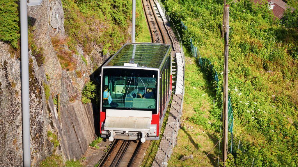 Trải nghiệm cáp kéo Floibanen Funicular lên núi Fløyen