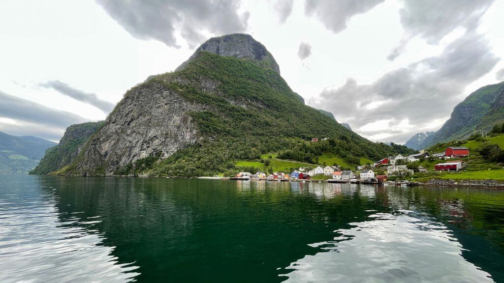 Bắt đầu hành trình khám phá vịnh Nærøyfjord từ Flam đến Gudvangen bằng du thuyền fjord