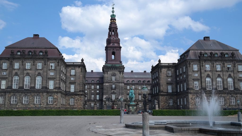 Cung điện Christiansborg cổ kính