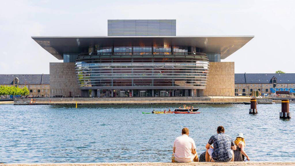 Nhà hát Opera Copenhagen với những cánh buồm vươn ra biển