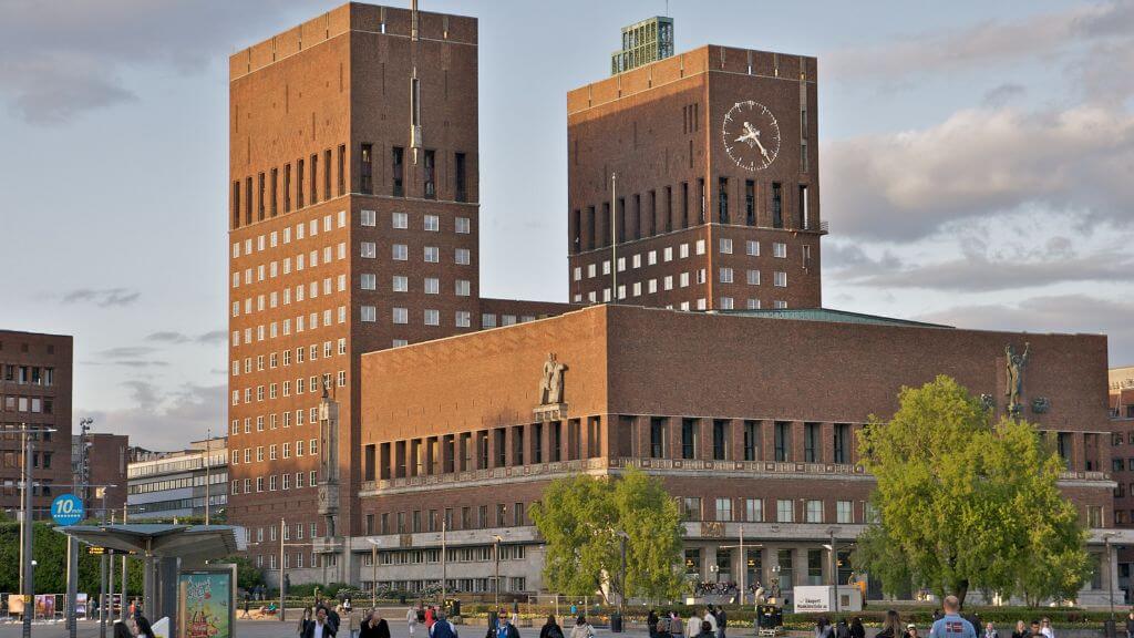 Tòa thị chính Oslo nhìn từ Quảng trường Rådhusplassen