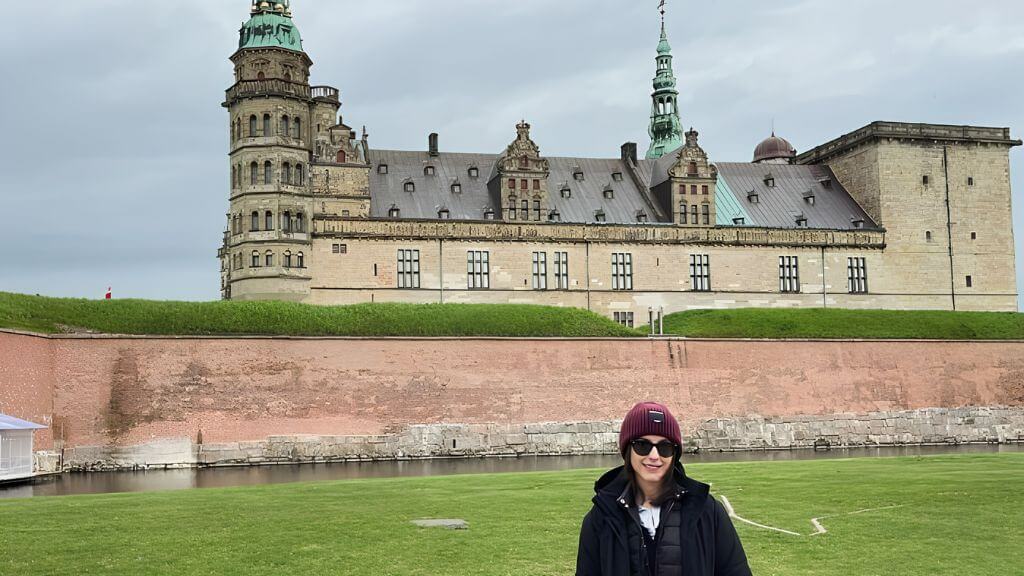Du khách chụp ảnh checkin tại lâu đài Kronborg