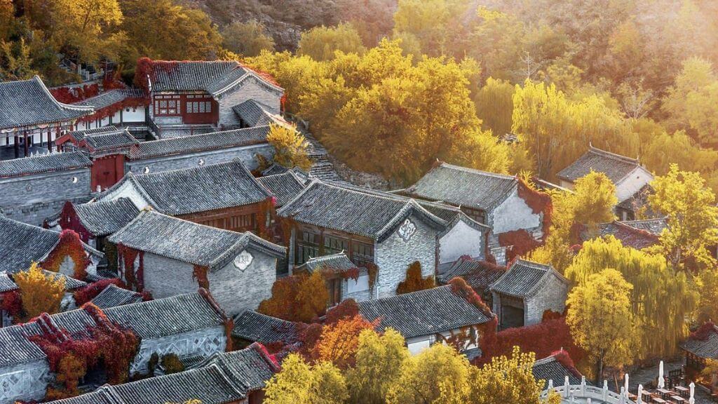 Làng cổ dưới chân Vạn Lý Trường Thành vào mùa thu