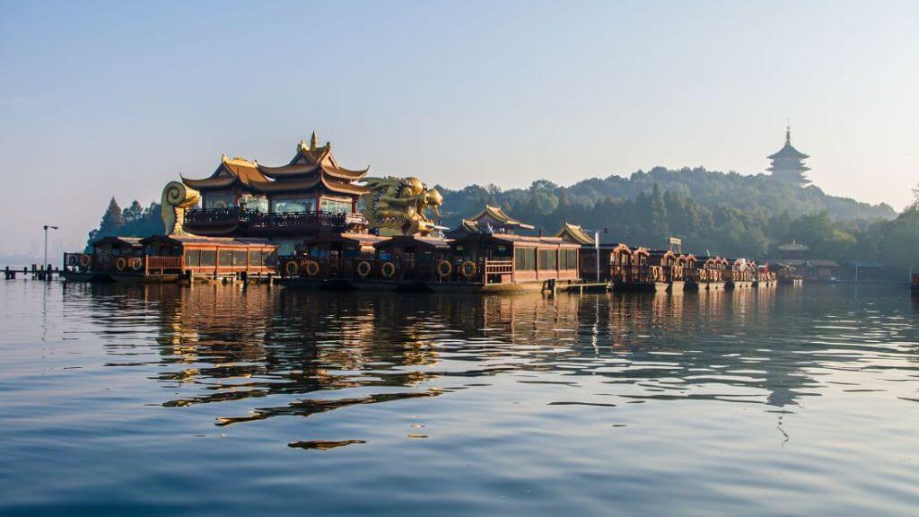 Đoàn dạo thuyền thưởng ngoạn Tây Hồ