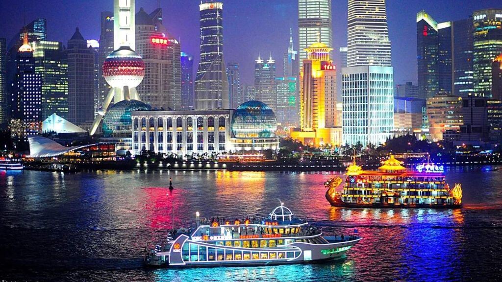 Tự túc ngồi thuyền dạo sông Hoàng Phố về đêm