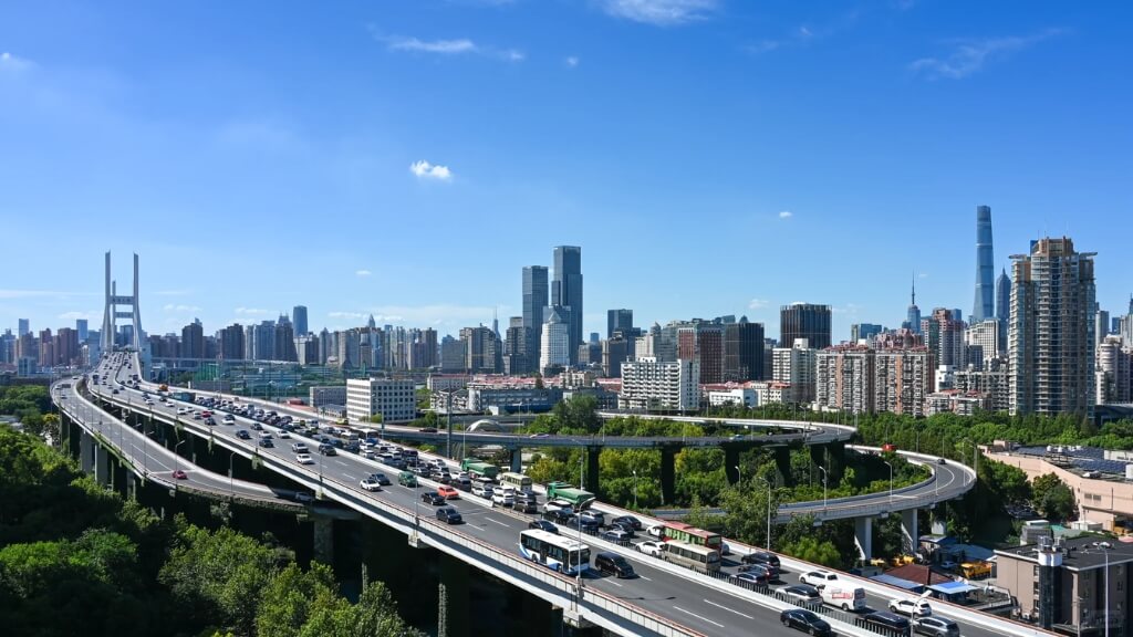 Tham quan ngắm cảnh tại cầu Nam Phố