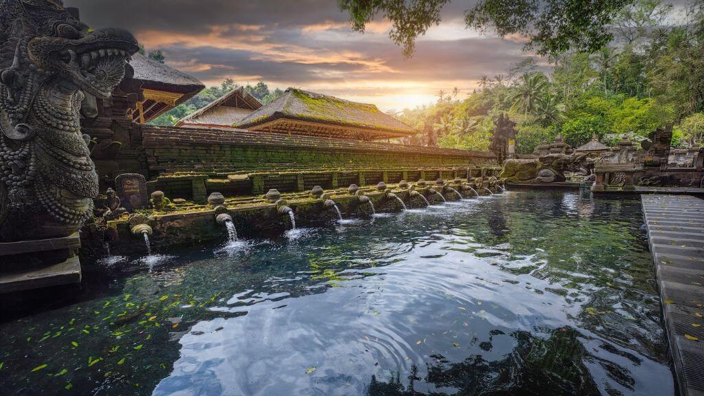 Đền Tirta Empul với nghi lễ tắm nước linh thiêng