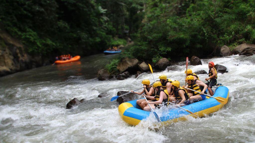 Đoàn trải nghiệm chèo thuyền vượt thác White Rafting trên sông Ayung