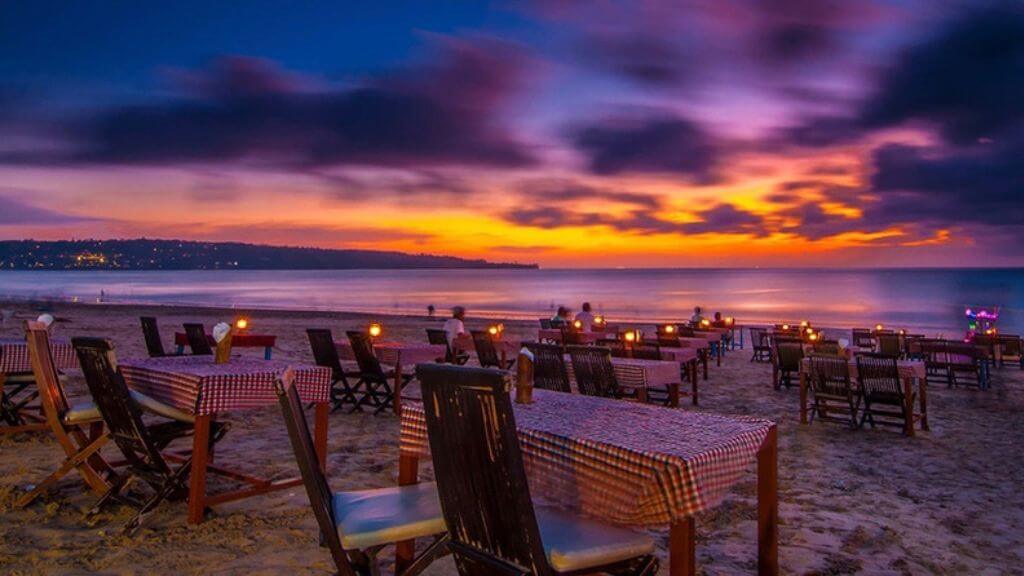 Hoàng hôn lãng mạn tại bãi biển Jimbaran