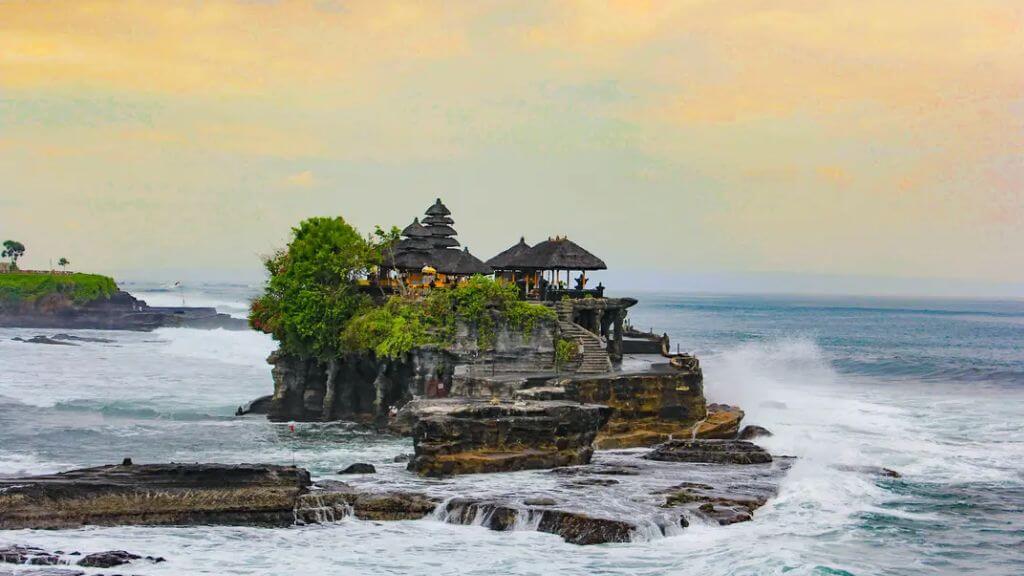 Tanah Lot – ngôi đền linh thiêng nằm trên mỏm đá giữa biển