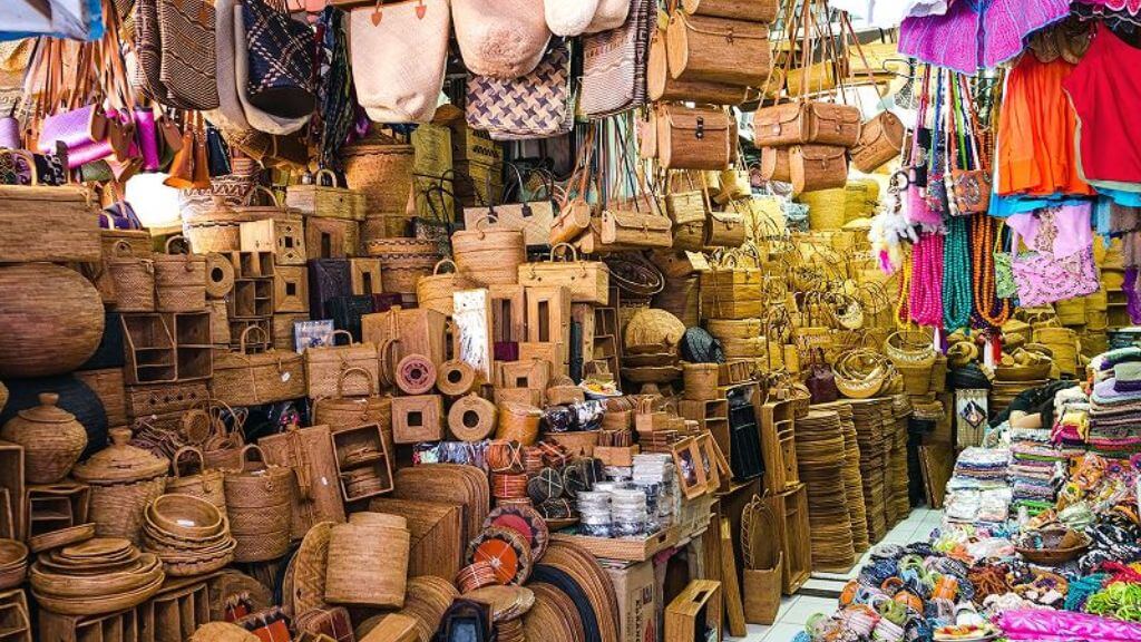 Tự do mua sắm tại chợ địa phương