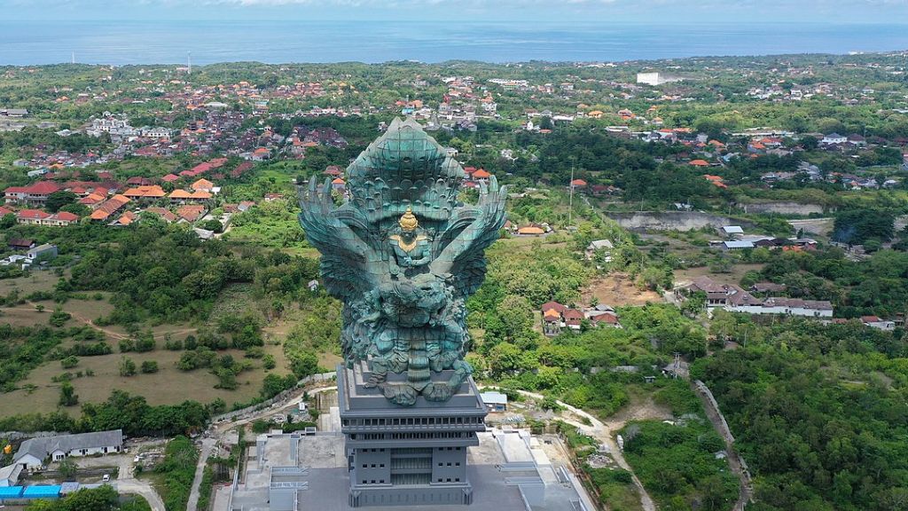 Bức tượng hùng vĩ tại công viên văn hóa Garuda Wisnu Kencana