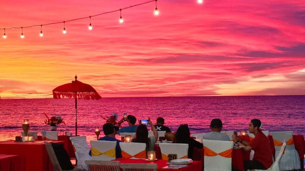 Ngắm hoàng hôn trên bãi biển Jimbaran