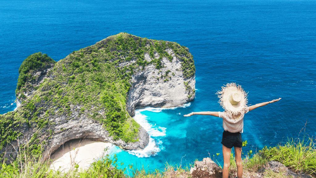 Kelinking Beach    Sống lưng khủng long biểu tượng của Nusa Penida