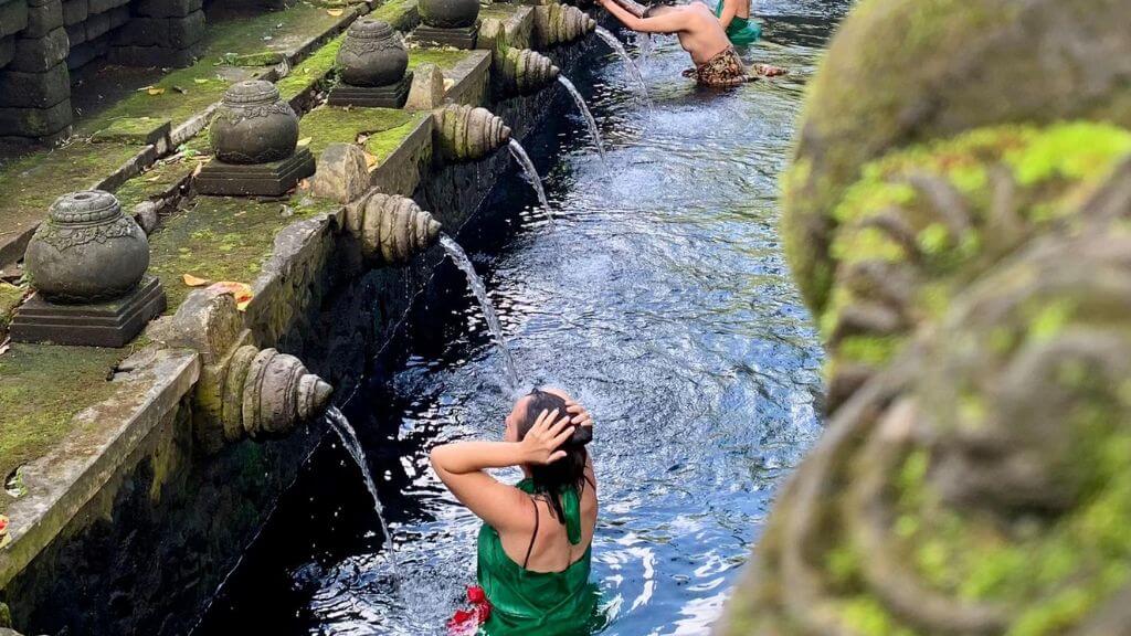 Thanh lọc tâm hồn tại đền nước thiêng