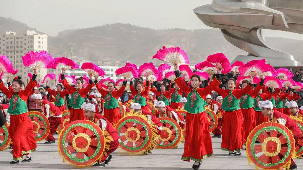 Thưởng thức màn biểu diễn Dương Ca rộn ràng trong lễ hội mùa đông
