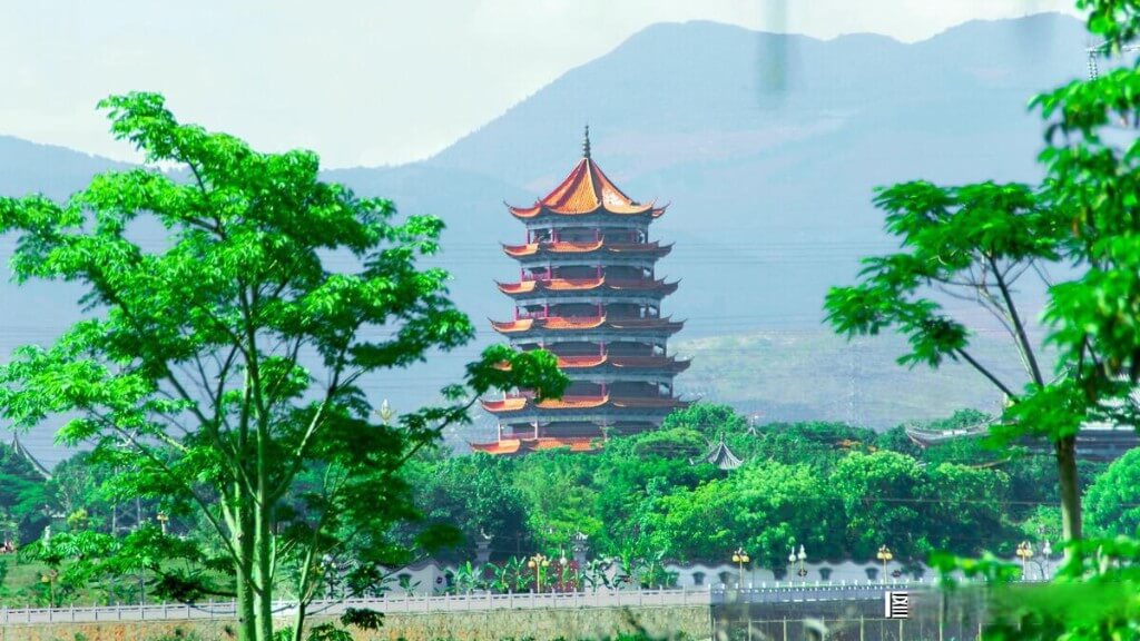 Chu Tử Lầu nổi bật với kiến trúc gỗ, mái cong nhiều tầng