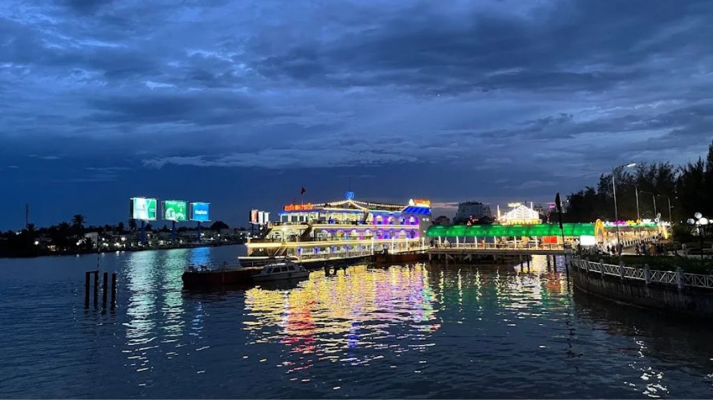 Bến Ninh Kiều về đêm