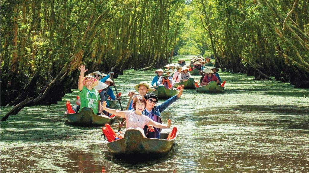 Du khách trải nghiệm chèo thuyền ba lá