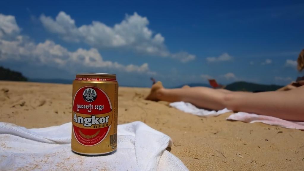 Thưởng thức bia Campuchia trên bãi biển