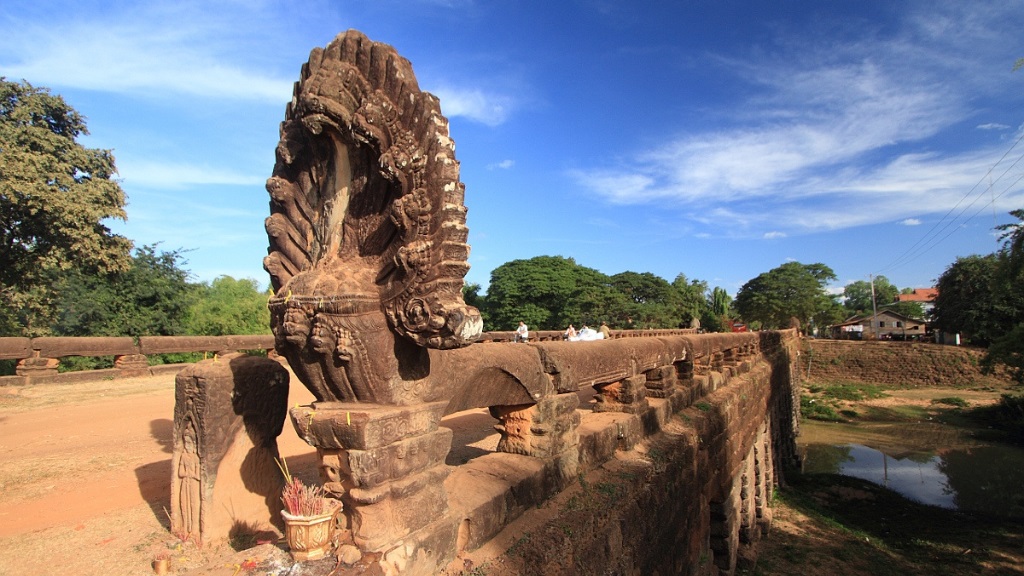 Đoàn ghé tham quan Kompong Kdei (Cầu Rồng)