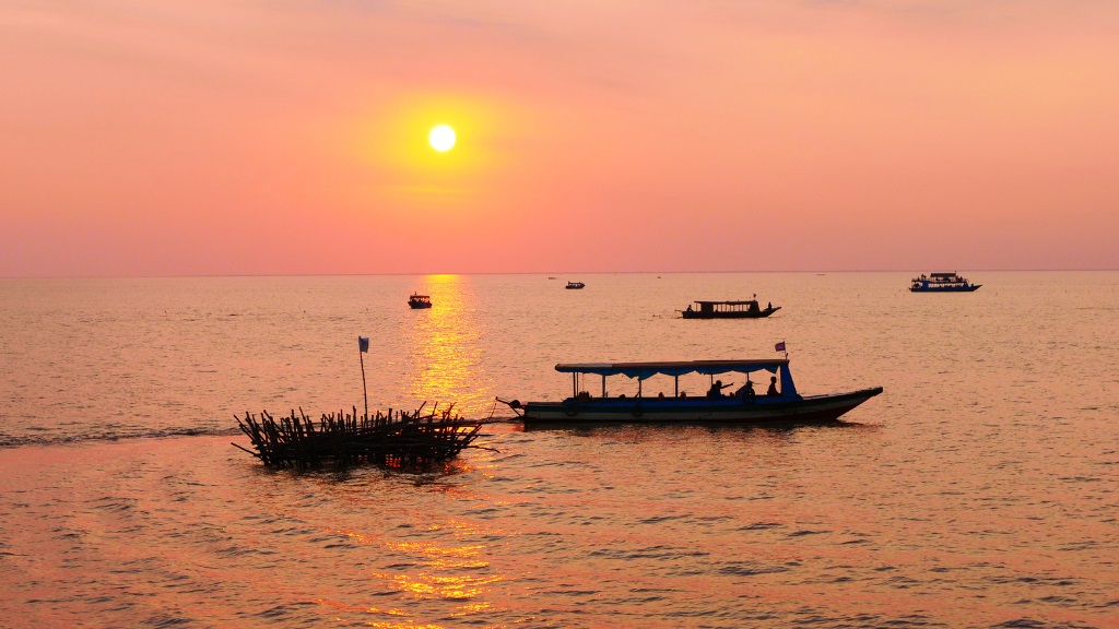 Du khách trải nghiệm tham quan Biển Hồ Tonle Sap