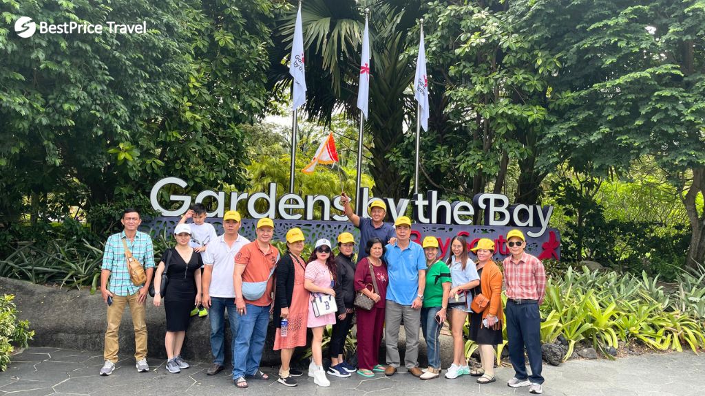 Đoàn khách check in Gardens by the Bay