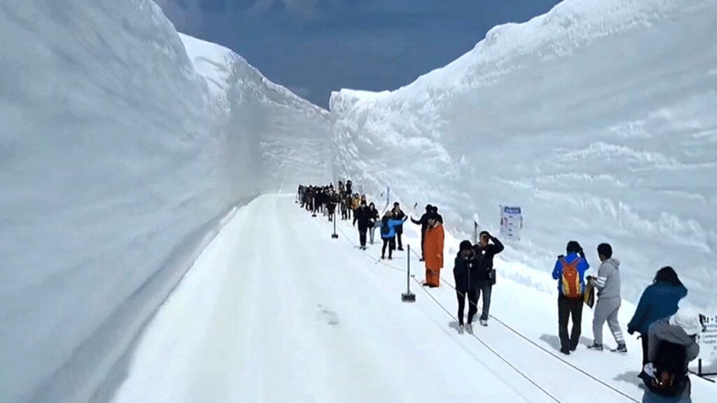 DU khách tham gia Hành lang băng tuyết Hualang