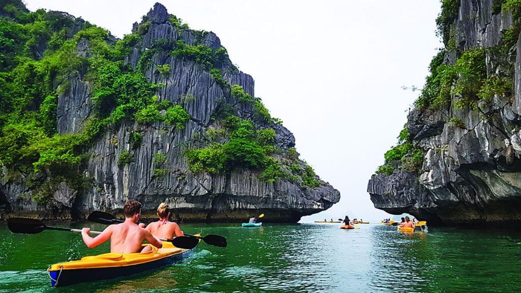 Trải nghiệm chèo thuyền kayak Vinh Lan Hạ