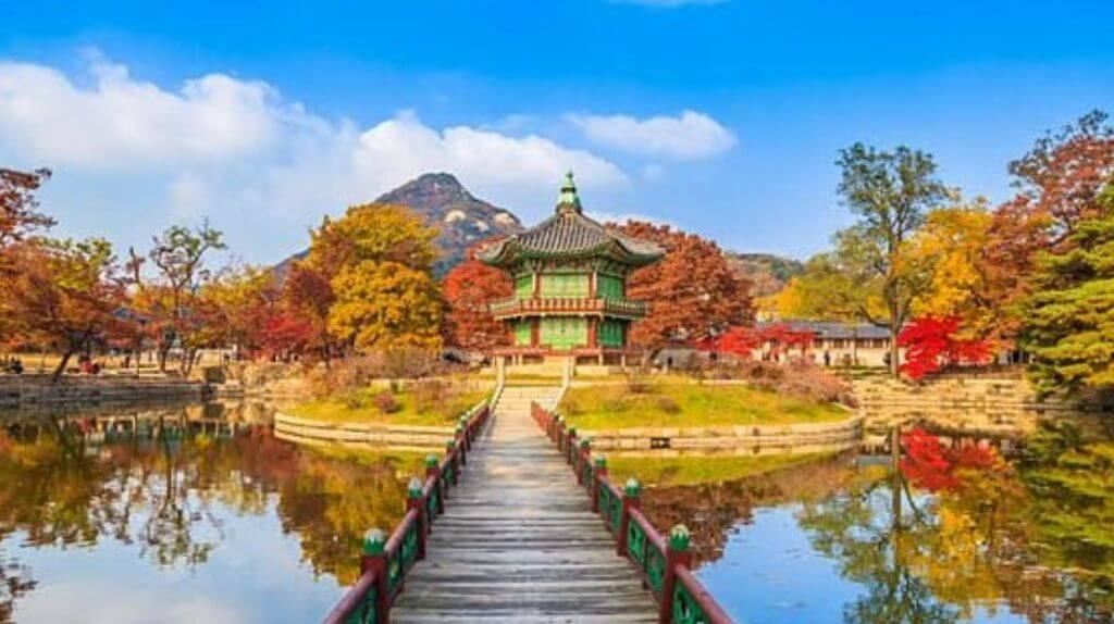 Cung điện Gyeongbokgung nhuộm màu sắc thu