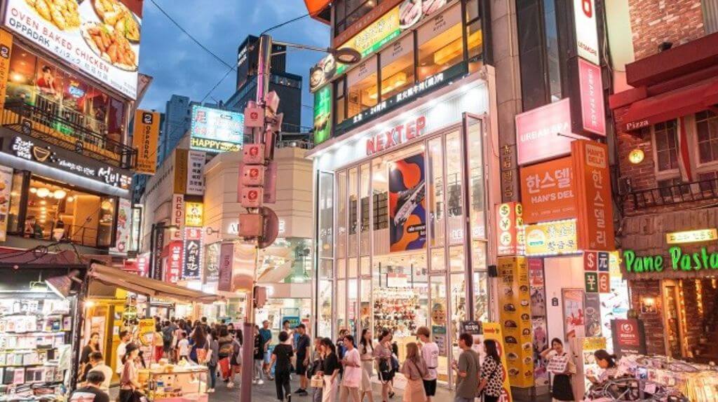 khu chợ Myeongdong về đêm