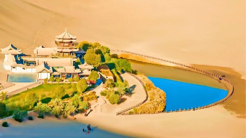 Nguyệt Nha Tuyền – Hồ trăng lấp lánh giữa cát vàng