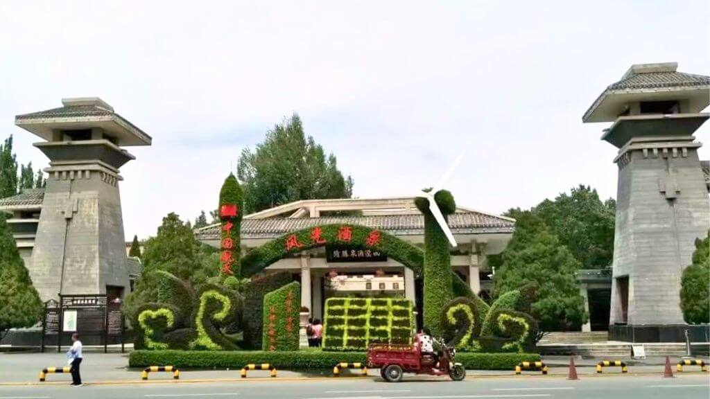 Tản bộ giữa hồ nước và cây xanh tại Công viên Tửu Tuyền