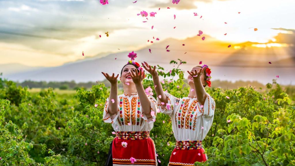 Du khách xem nghi thức hái hoa hồng