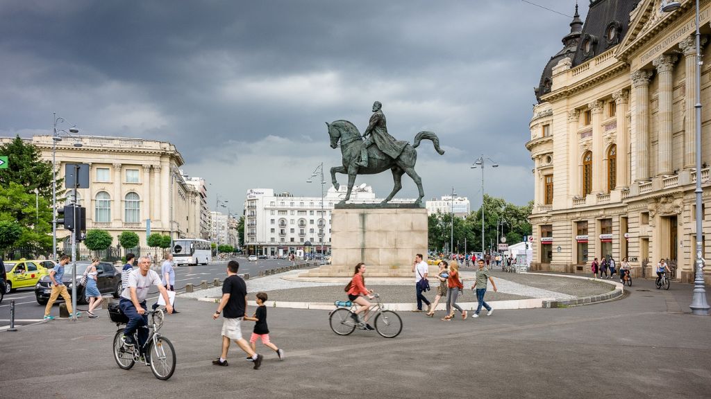 Quảng trường Cách mạng rộng lớn tại thành phố Bucharest