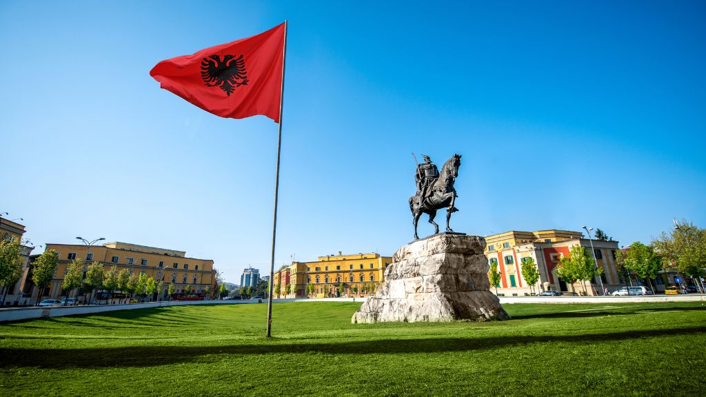 Quảng trường Skandergeg được coi là trung tâm lịch sử và văn hóa của Tirana