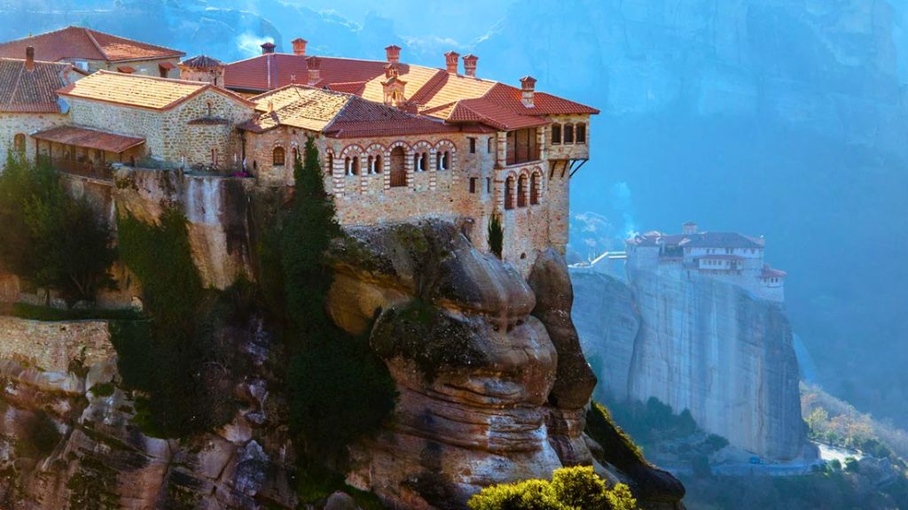 Tu viện Meteora lơ lửng giữa mây trời Hy Lạp