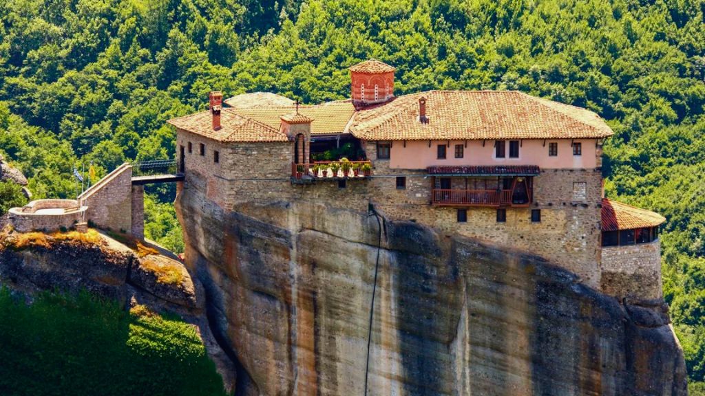 Tu Viện Roussanou Nunnery với kiến trúc Byzantine điển hình