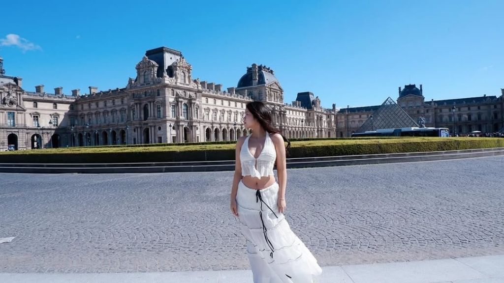 Check in bảo tàng Louvre (@ anthea_ill)