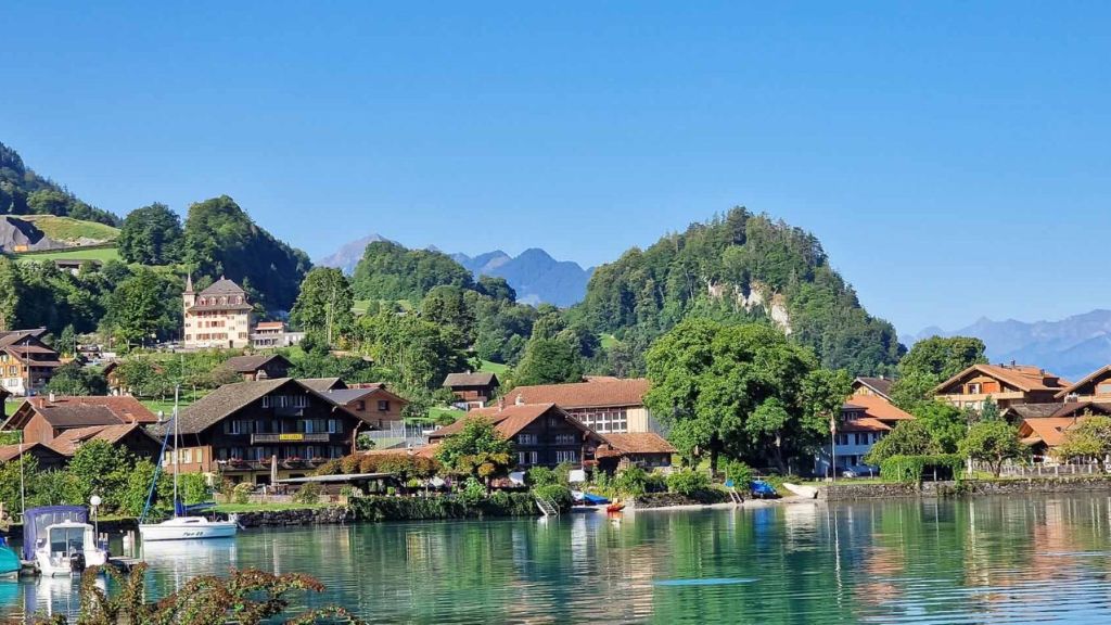 Làng Iseltwald bên hồ Brienz