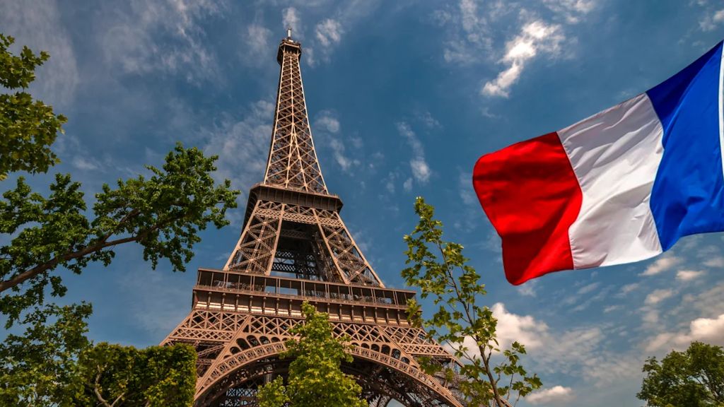 Tháp Eiffel điểm check in không thể bỏ lỡ