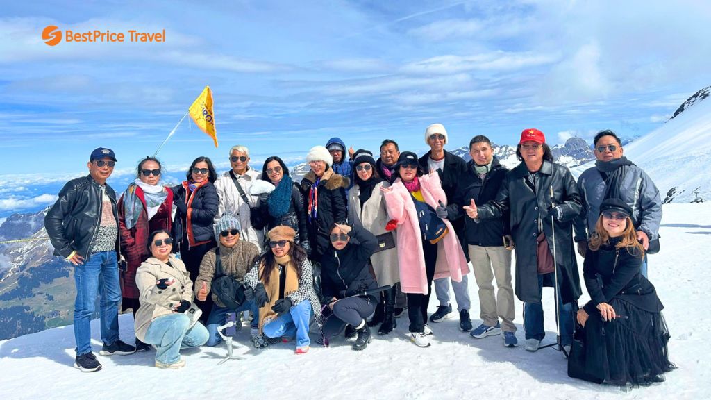 Đoàn khách BestPrice Travel check in đỉnh núi Titlis trong tour du lịch Châu Âu 3 nước