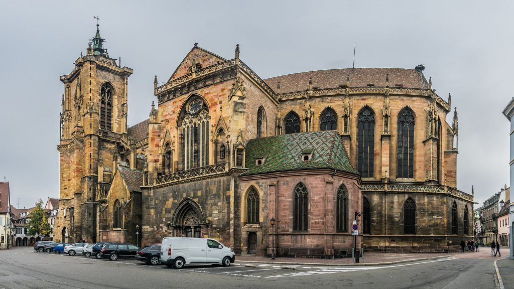 Nhà thờ St. Martin nổi bật với kiến trúc Gothic qua nhiều thế kỷ