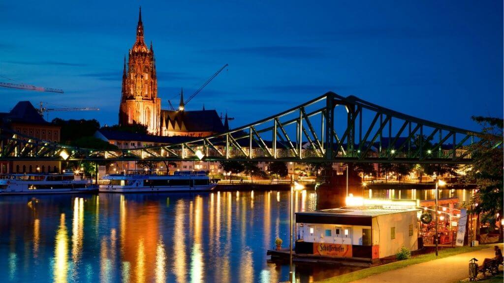 Nhà thờ Frankfurt uy nga tráng lệ