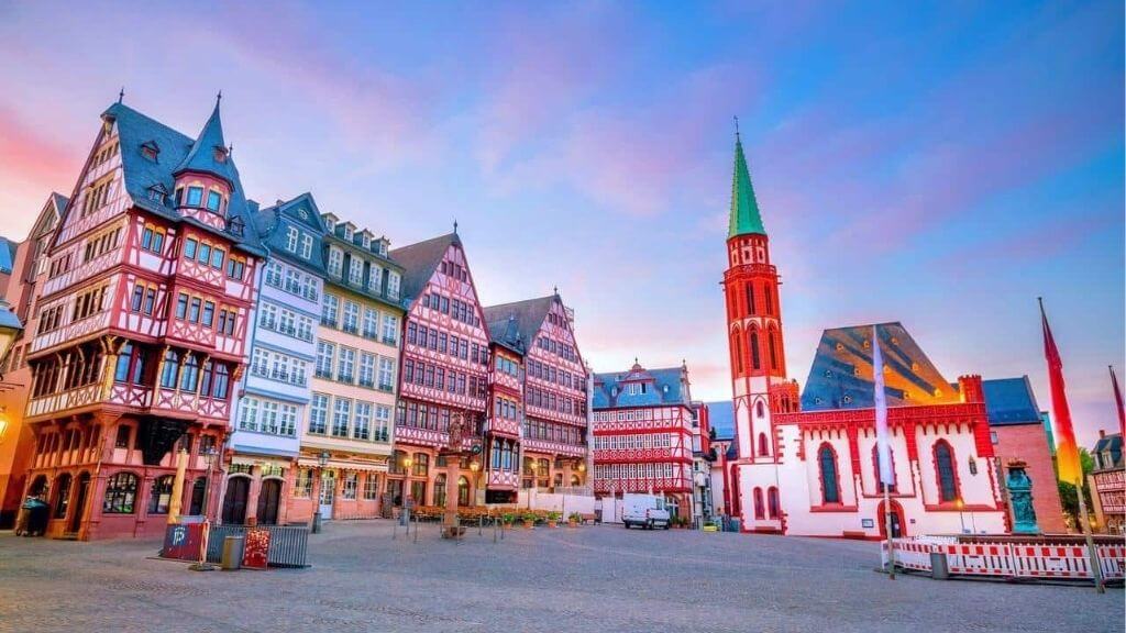 Quảng trường Römerberg rặc rỡ sắc màu tại thành phố Frankfurt